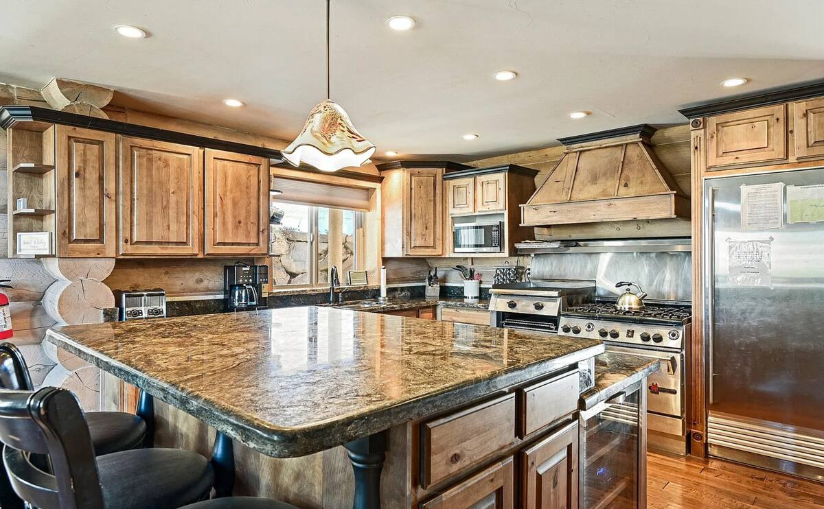 Full kitchen